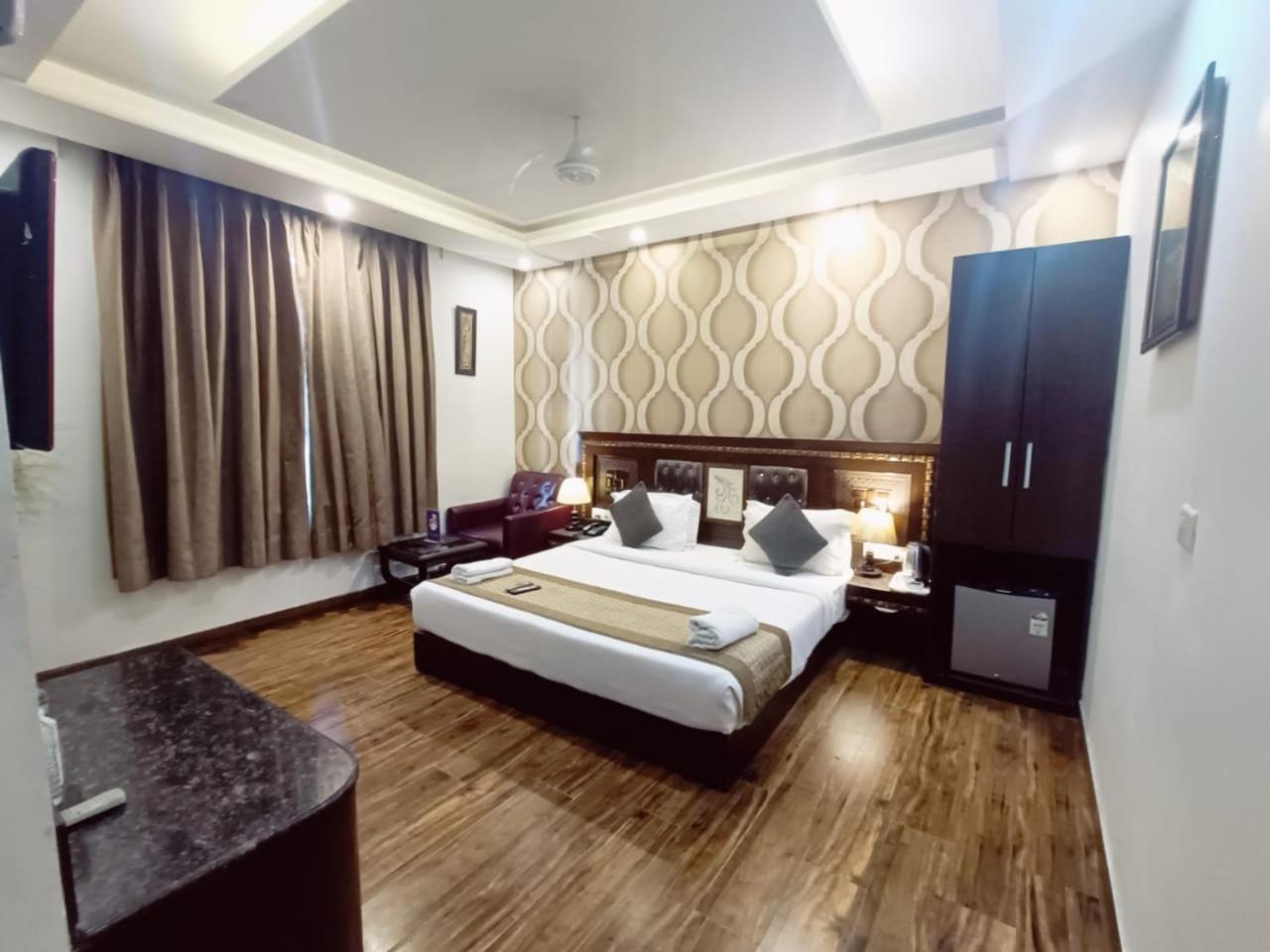Hotel Waterfall Paschim Vihar Delhi Exterior photo